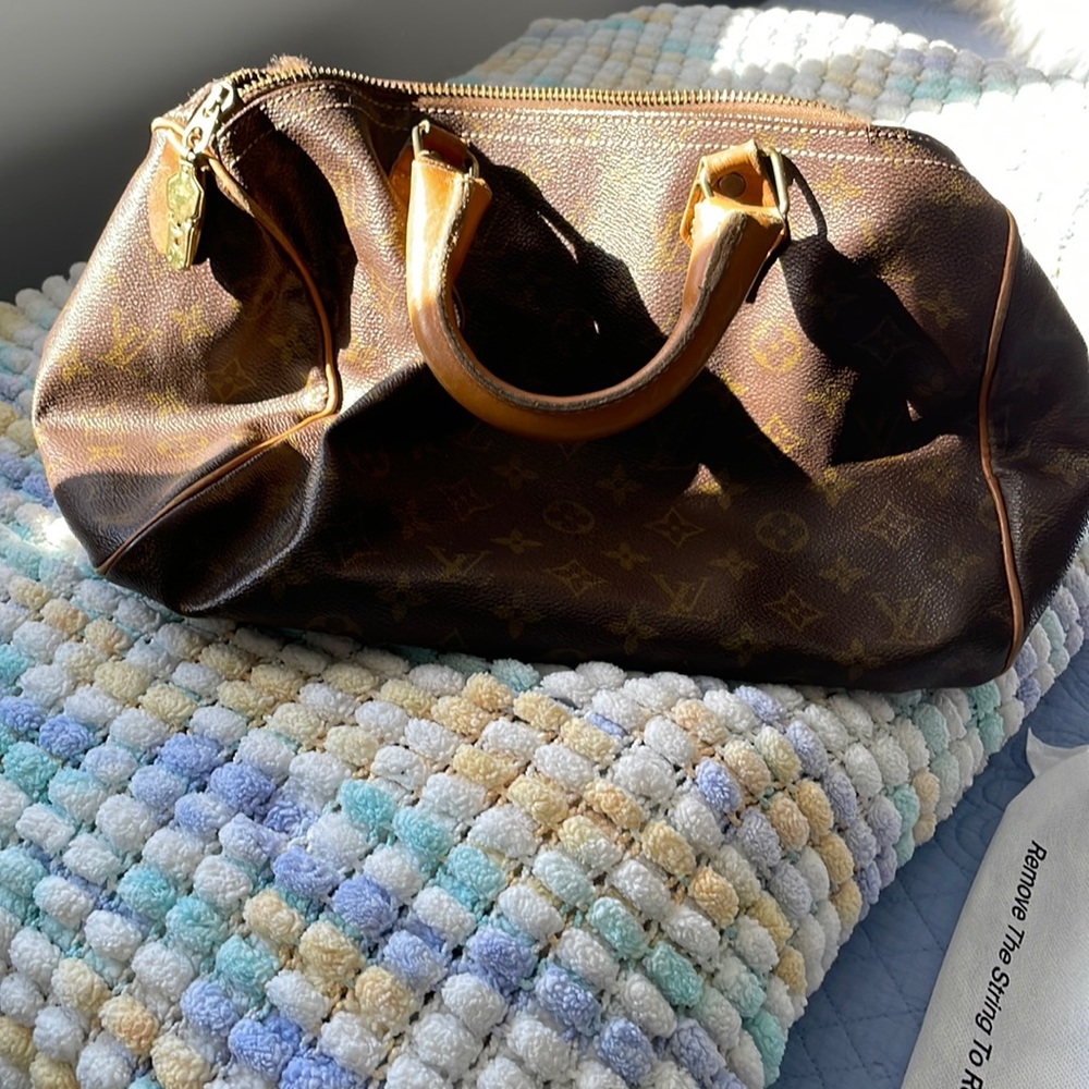 Fair condition Louis Vuitton bag. Zipper will need replaced.
